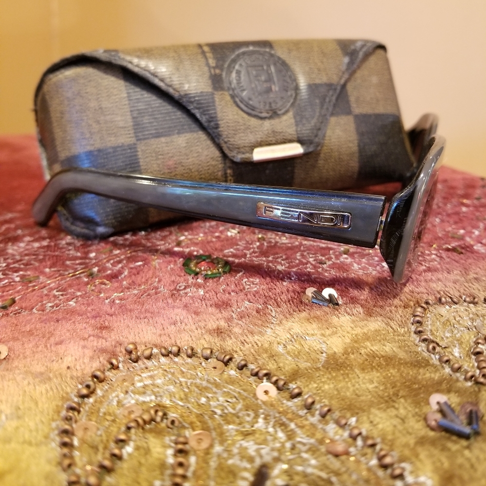Classic Fendi - Picture 3 of 3